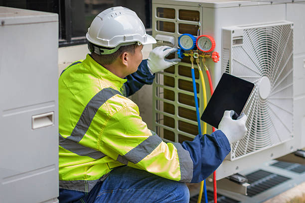 Professional Hvac technician working in Center Point, IA